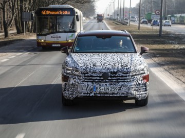 Nowy VW Touareg w drodze przez Polskę do Pekinu